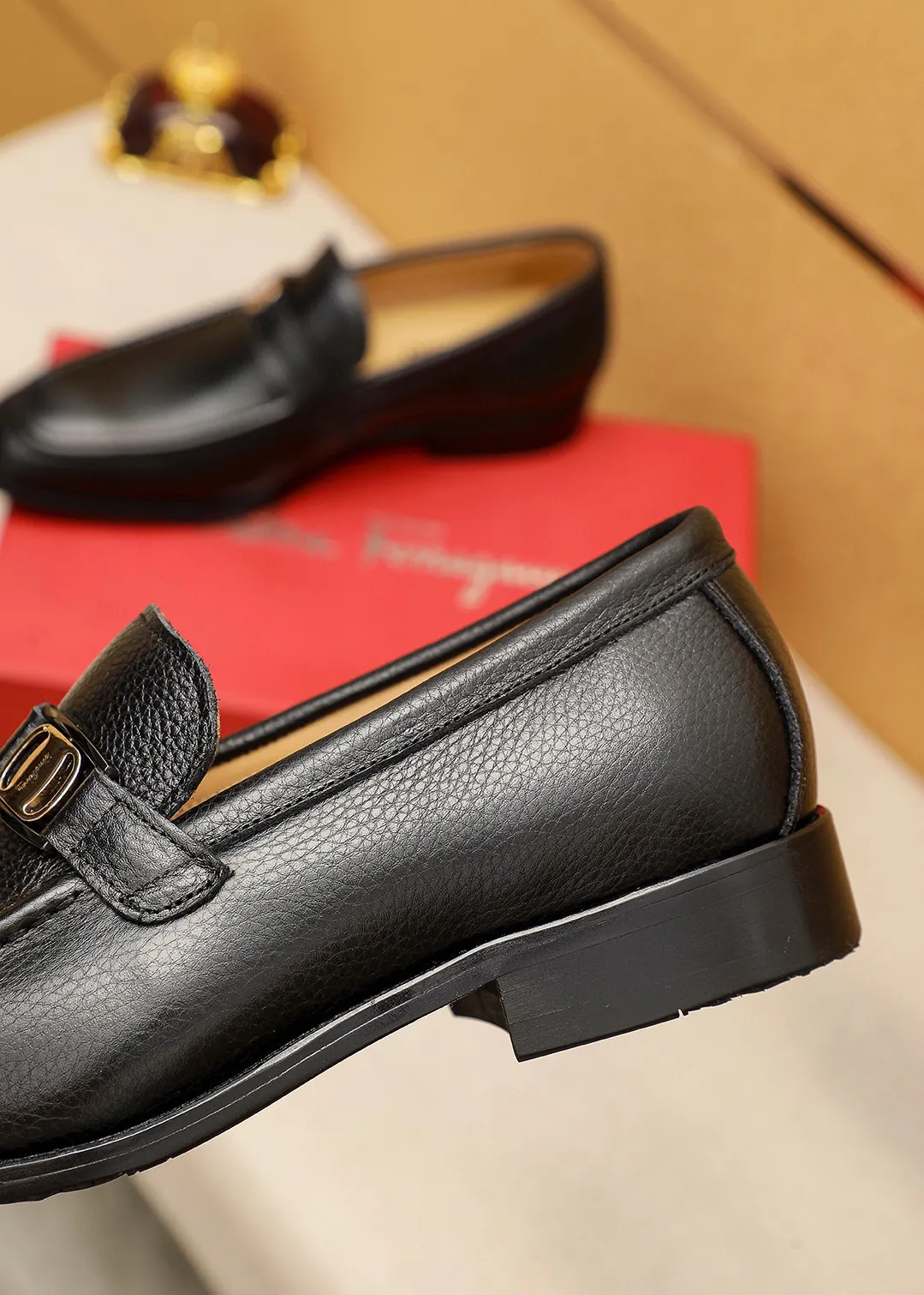 Men's shoes 💰460 💐 Product trademark: Ferragamo "Ferragamo" casual leather shoes Regular size: 38-44 (45.46🉑️customized) Product materials: Selected imported first-layer pebbled cowhide leather upper + luxury hardware buckle, imported water-dyed cowhide leather lining. Strong three-dimensional visual effect, original outsole color: 2⃣️seed leather materials optional